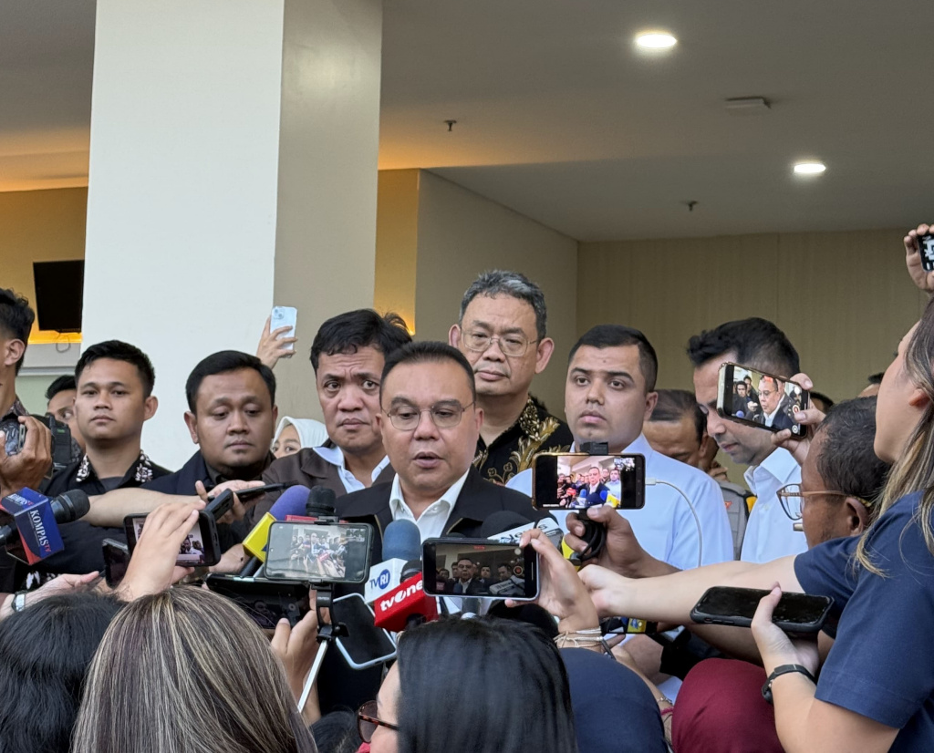 Pimpinan DPR Prof Sufmi Dasco menjenguk para korban ledakan SMAN 72 di Rumah Sakit Islam (Ashar/SinPo.id)