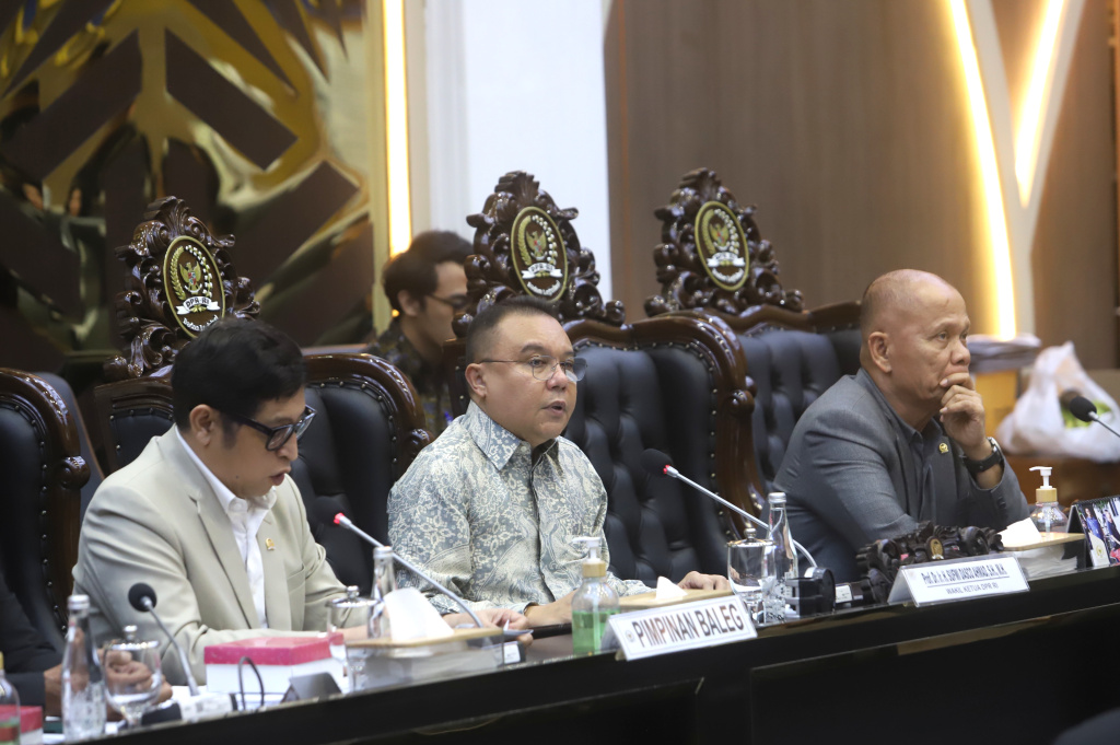 Pimpinan DPR Prof Sufmi Dasco Ahmad memimpin rapat Baleg dalam pengambilan keputusan RUU PPRT disahkan di Rapat Paripurna (Ashar/SinPo.id)