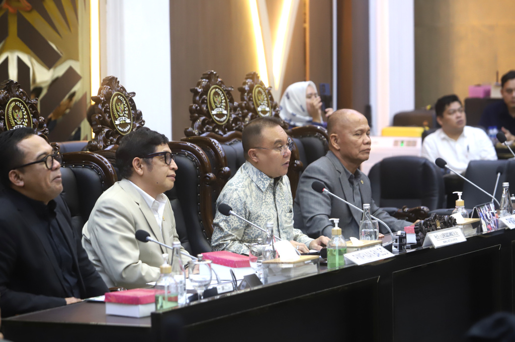Pimpinan DPR Prof Sufmi Dasco Ahmad memimpin rapat Baleg dalam pengambilan keputusan RUU PPRT disahkan di Rapat Paripurna (Ashar/SinPo.id)