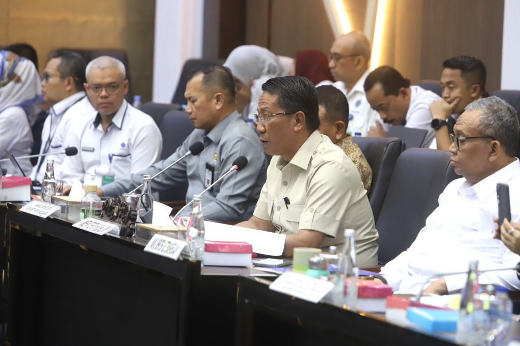 Pimpinan DPR Prof Sufmi Dasco Ahmad memimpin rapat Baleg dalam pengambilan keputusan RUU PPRT disahkan di Rapat Paripurna (Ashar/SinPo.id)