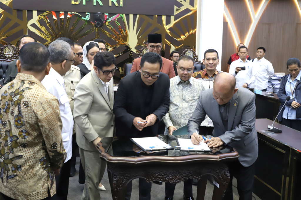 Pimpinan DPR Prof Sufmi Dasco Ahmad memimpin rapat Baleg dalam pengambilan keputusan RUU PPRT disahkan di Rapat Paripurna (Ashar/SinPo.id)