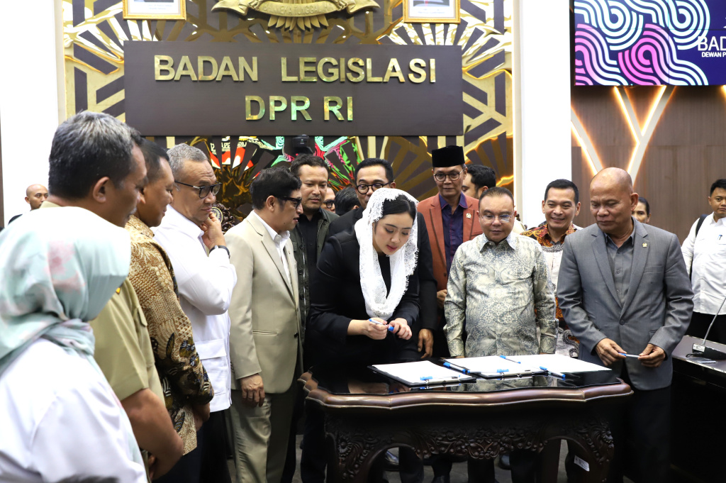 Pimpinan DPR Prof Sufmi Dasco Ahmad memimpin rapat Baleg dalam pengambilan keputusan RUU PPRT disahkan di Rapat Paripurna (Ashar/SinPo.id)