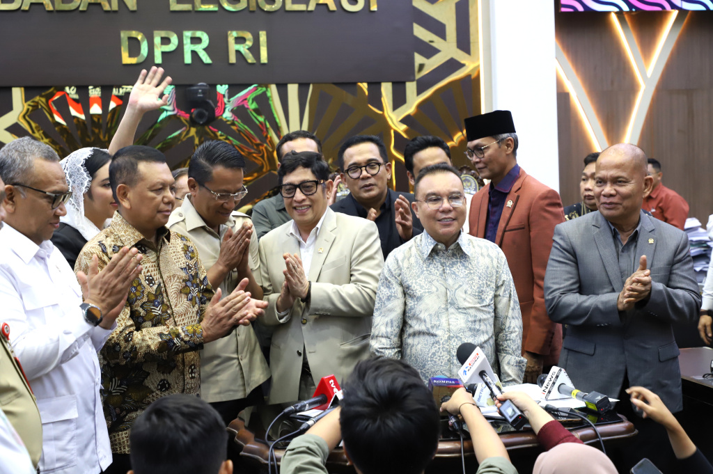 Pimpinan DPR Prof Sufmi Dasco Ahmad memimpin rapat Baleg dalam pengambilan keputusan RUU PPRT disahkan di Rapat Paripurna (Ashar/SinPo.id)