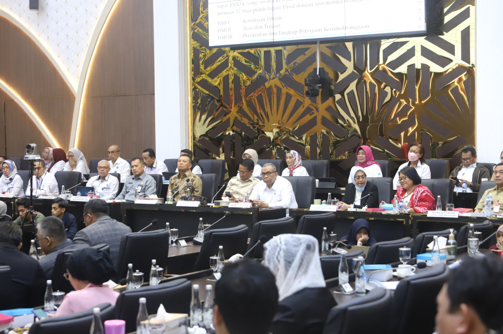 Pimpinan DPR Prof Sufmi Dasco Ahmad memimpin rapat Baleg dalam pengambilan keputusan RUU PPRT disahkan di Rapat Paripurna (Ashar/SinPo.id)