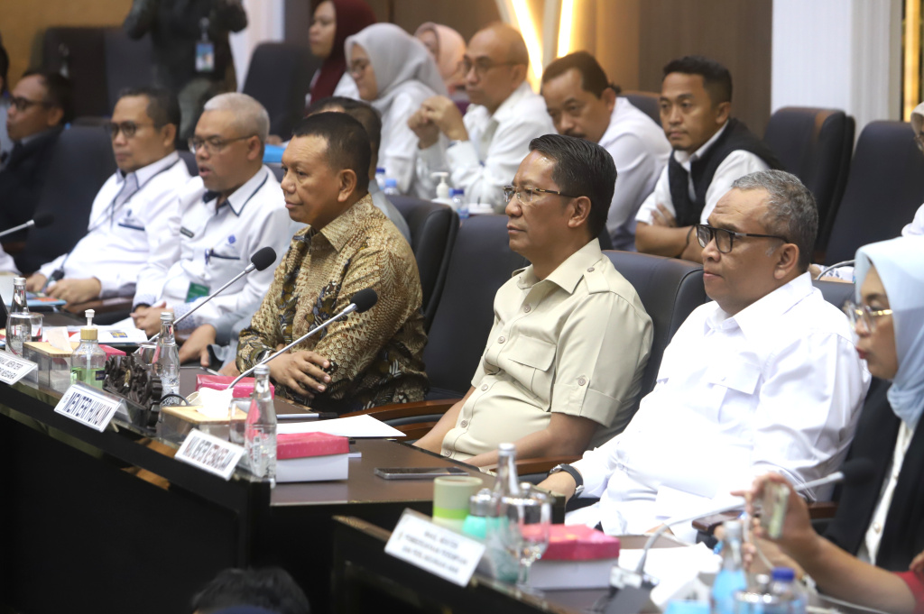 Pimpinan DPR Prof Sufmi Dasco Ahmad memimpin rapat Baleg dalam pengambilan keputusan RUU PPRT disahkan di Rapat Paripurna (Ashar/SinPo.id)