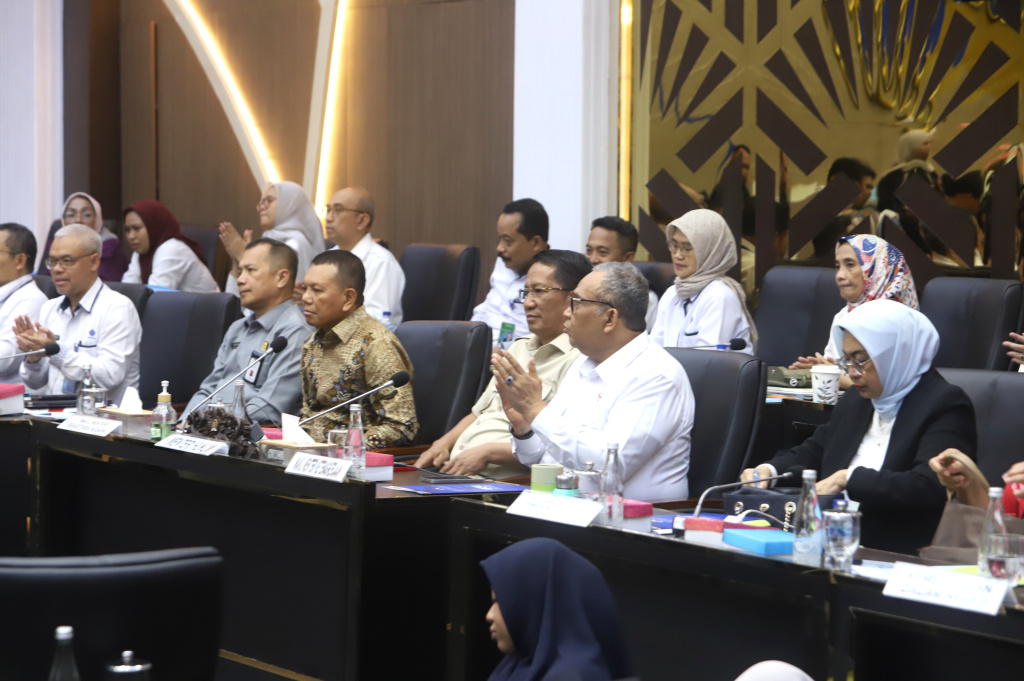 Pimpinan DPR Prof Sufmi Dasco Ahmad memimpin rapat Baleg dalam pengambilan keputusan RUU PPRT disahkan di Rapat Paripurna (Ashar/SinPo.id)