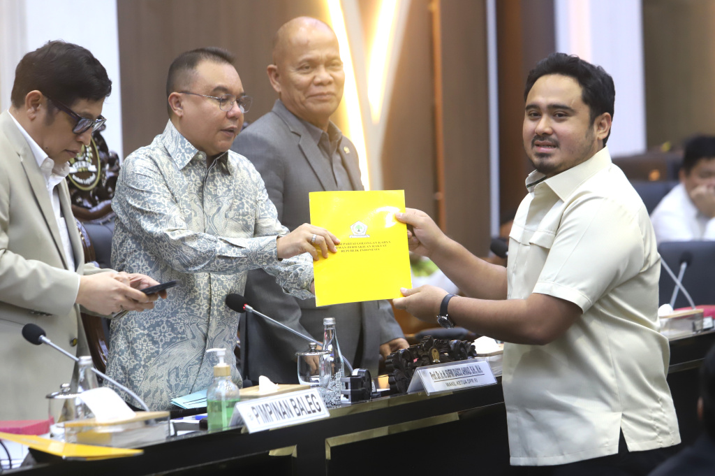 Pimpinan DPR Prof Sufmi Dasco Ahmad memimpin rapat Baleg dalam pengambilan keputusan RUU PPRT disahkan di Rapat Paripurna (Ashar/SinPo.id)