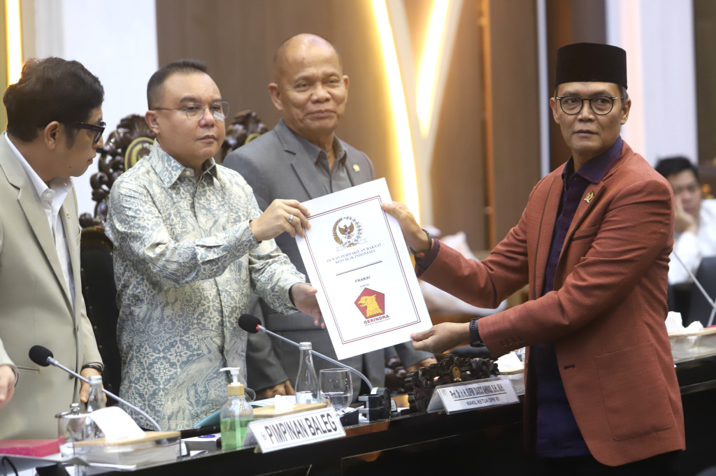 Pimpinan DPR Prof Sufmi Dasco Ahmad memimpin rapat Baleg dalam pengambilan keputusan RUU PPRT disahkan di Rapat Paripurna (Ashar/SinPo.id)