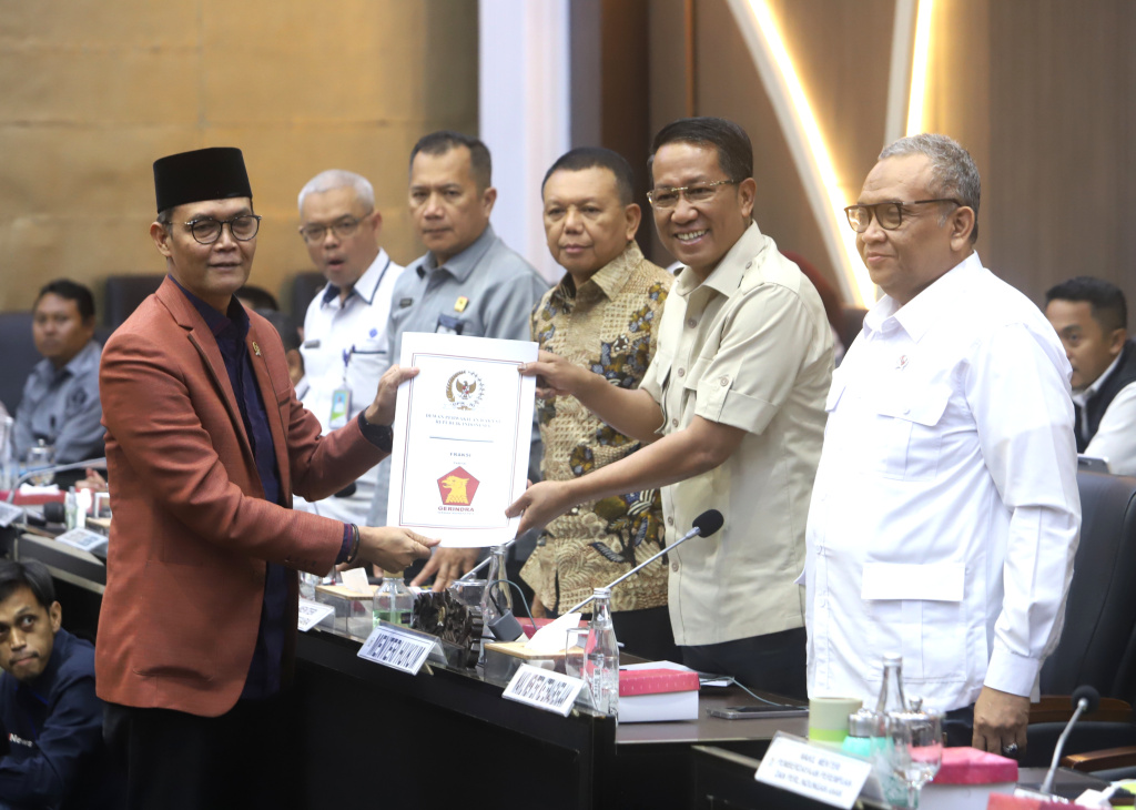 Pimpinan DPR Prof Sufmi Dasco Ahmad memimpin rapat Baleg dalam pengambilan keputusan RUU PPRT disahkan di Rapat Paripurna (Ashar/SinPo.id)