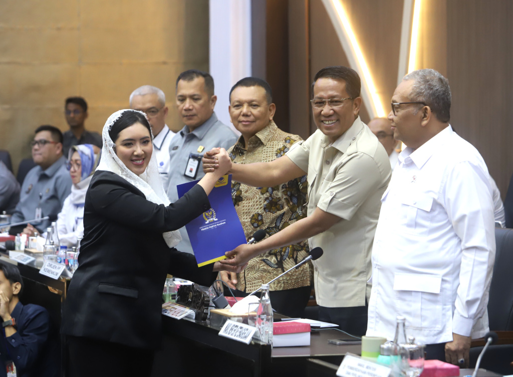 Pimpinan DPR Prof Sufmi Dasco Ahmad memimpin rapat Baleg dalam pengambilan keputusan RUU PPRT disahkan di Rapat Paripurna (Ashar/SinPo.id)