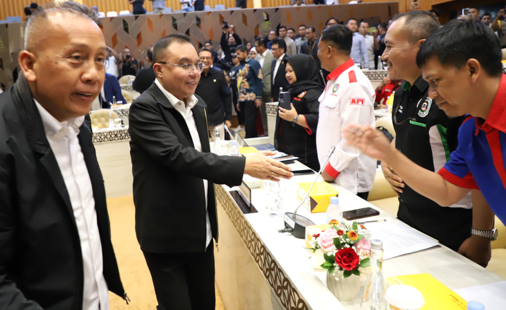 Pimpinan DPR Prof Sufmi Dasco Ahmad menerima audiensi Asosiasi Pengemudi Independen dan Asosiasi Rumah Berdaya Pengemudi Indonesia di Komisi V DPR (Ashar/SinPo.id)