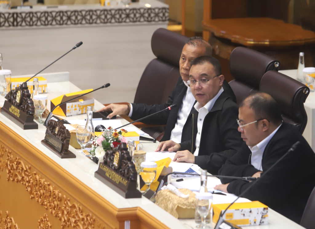 Pimpinan DPR Prof Sufmi Dasco Ahmad menerima audiensi Asosiasi Pengemudi Independen dan Asosiasi Rumah Berdaya Pengemudi Indonesia di Komisi V DPR (Ashar/SinPo.id)