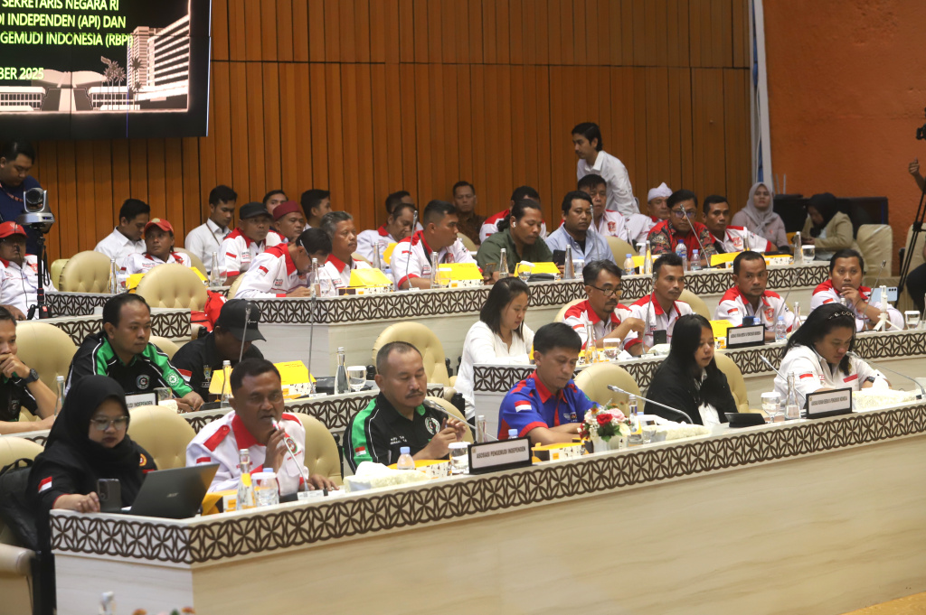 Pimpinan DPR Prof Sufmi Dasco Ahmad menerima audiensi Asosiasi Pengemudi Independen dan Asosiasi Rumah Berdaya Pengemudi Indonesia di Komisi V DPR (Ashar/SinPo.id)