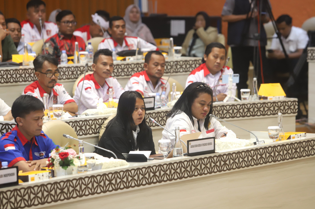 Pimpinan DPR Prof Sufmi Dasco Ahmad menerima audiensi Asosiasi Pengemudi Independen dan Asosiasi Rumah Berdaya Pengemudi Indonesia di Komisi V DPR (Ashar/SinPo.id)