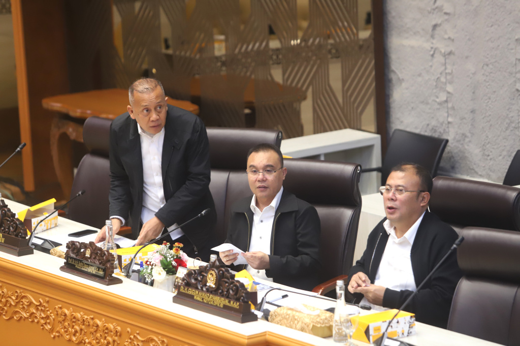 Pimpinan DPR Prof Sufmi Dasco Ahmad menerima audiensi Asosiasi Pengemudi Independen dan Asosiasi Rumah Berdaya Pengemudi Indonesia di Komisi V DPR (Ashar/SinPo.id)