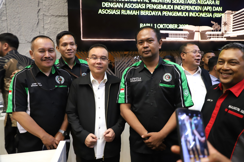 Pimpinan DPR Prof Sufmi Dasco Ahmad menerima audiensi Asosiasi Pengemudi Independen dan Asosiasi Rumah Berdaya Pengemudi Indonesia di Komisi V DPR (Ashar/SinPo.id)