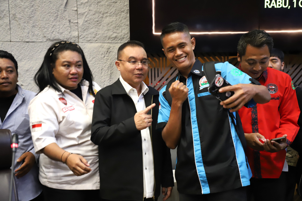 Pimpinan DPR Prof Sufmi Dasco Ahmad menerima audiensi Asosiasi Pengemudi Independen dan Asosiasi Rumah Berdaya Pengemudi Indonesia di Komisi V DPR (Ashar/SinPo.id)