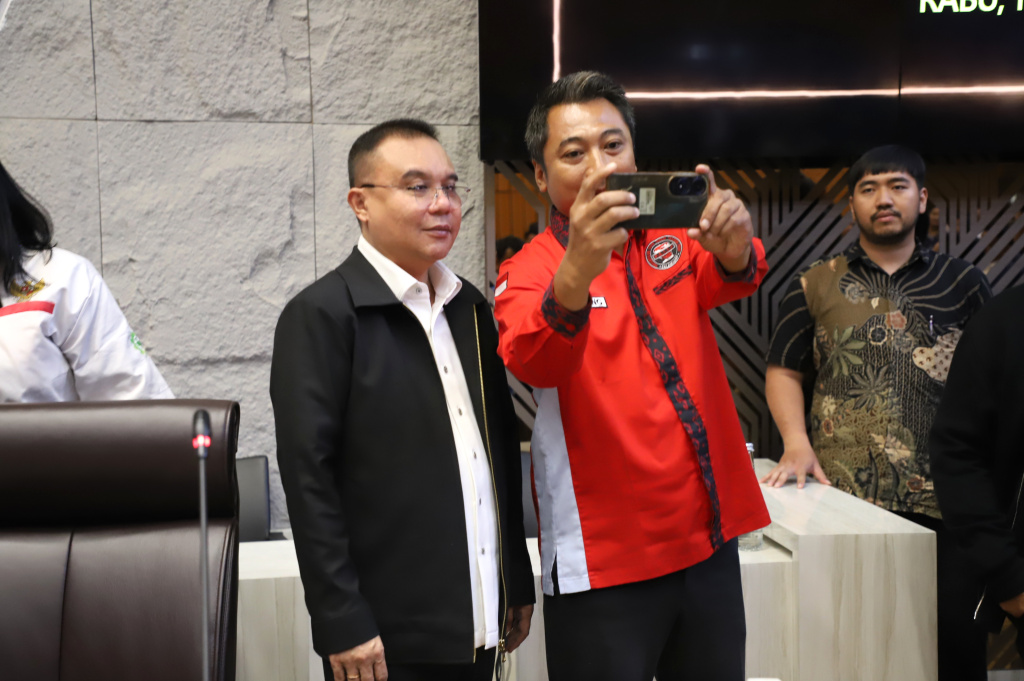 Pimpinan DPR Prof Sufmi Dasco Ahmad menerima audiensi Asosiasi Pengemudi Independen dan Asosiasi Rumah Berdaya Pengemudi Indonesia di Komisi V DPR (Ashar/SinPo.id)