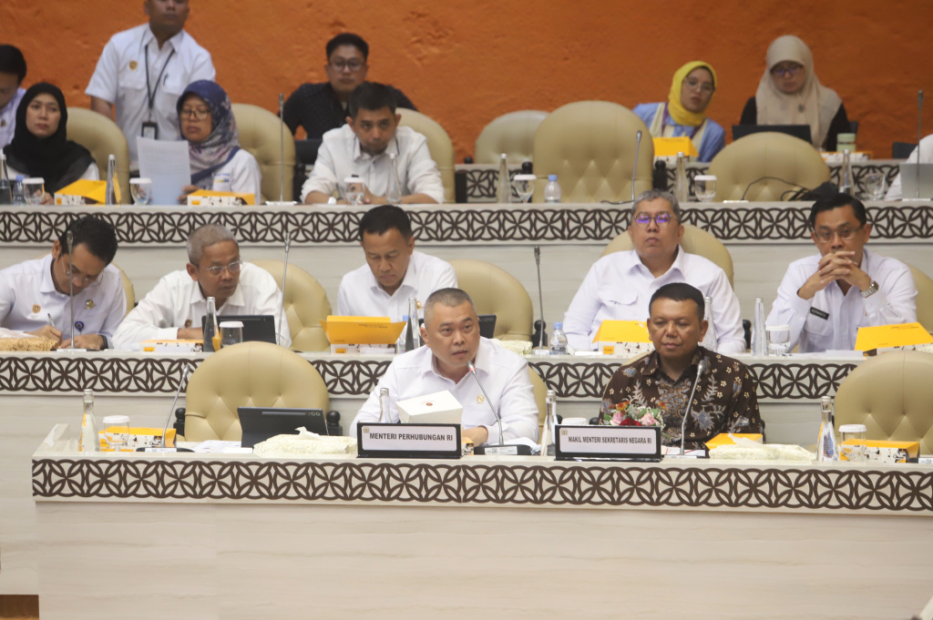 Pimpinan DPR Prof Sufmi Dasco Ahmad menerima audiensi Asosiasi Pengemudi Independen dan Asosiasi Rumah Berdaya Pengemudi Indonesia di Komisi V DPR (Ashar/SinPo.id)