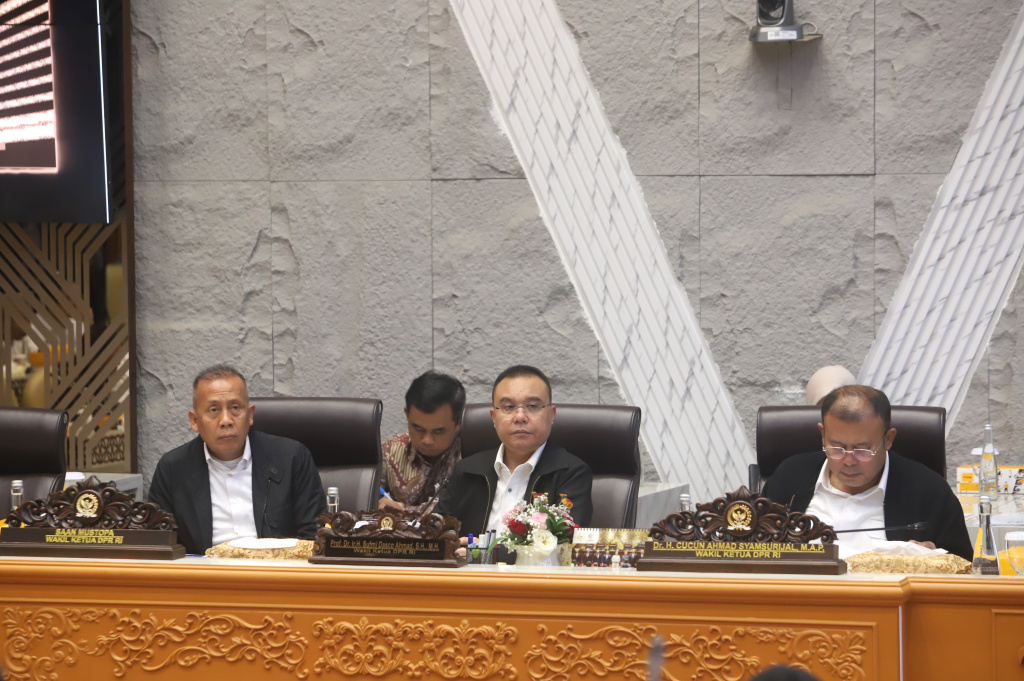 Pimpinan DPR Prof Sufmi Dasco Ahmad menerima audiensi Asosiasi Pengemudi Independen dan Asosiasi Rumah Berdaya Pengemudi Indonesia di Komisi V DPR (Ashar/SinPo.id)