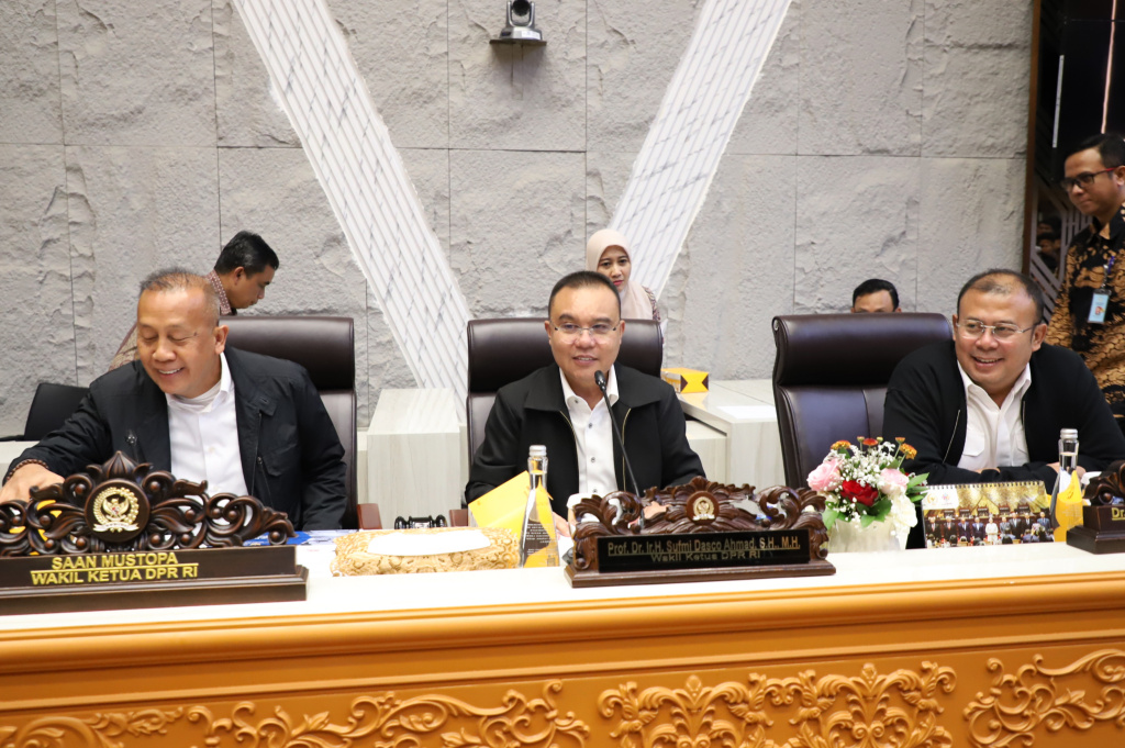 Pimpinan DPR Prof Sufmi Dasco Ahmad menerima audiensi Asosiasi Pengemudi Independen dan Asosiasi Rumah Berdaya Pengemudi Indonesia di Komisi V DPR (Ashar/SinPo.id)