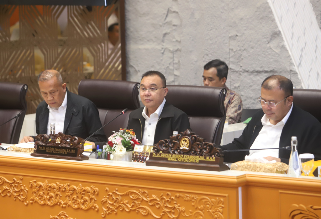 Pimpinan DPR Prof Sufmi Dasco Ahmad menerima audiensi Asosiasi Pengemudi Independen dan Asosiasi Rumah Berdaya Pengemudi Indonesia di Komisi V DPR (Ashar/SinPo.id)