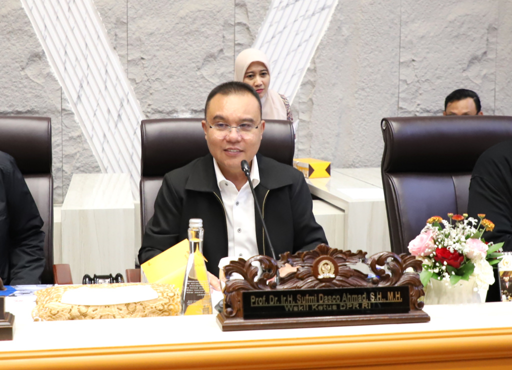 Pimpinan DPR Prof Sufmi Dasco Ahmad menerima audiensi Asosiasi Pengemudi Independen dan Asosiasi Rumah Berdaya Pengemudi Indonesia di Komisi V DPR (Ashar/SinPo.id)