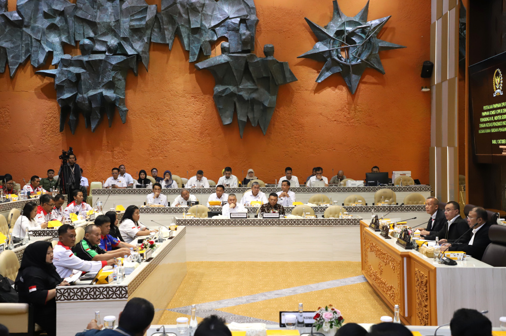 Pimpinan DPR Prof Sufmi Dasco Ahmad menerima audiensi Asosiasi Pengemudi Independen dan Asosiasi Rumah Berdaya Pengemudi Indonesia di Komisi V DPR (Ashar/SinPo.id)
