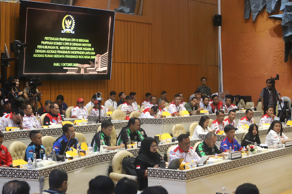 Pimpinan DPR Prof Sufmi Dasco Ahmad menerima audiensi Asosiasi Pengemudi Independen dan Asosiasi Rumah Berdaya Pengemudi Indonesia di Komisi V DPR (Ashar/SinPo.id)