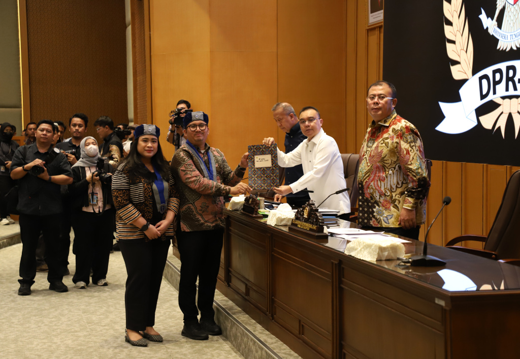 Pimpinan DPR Prof Sufmi Dasco Ahmad menerima audiensi BEM Nusantara di Gedung Nusantara (Ashar/SinPo.id)