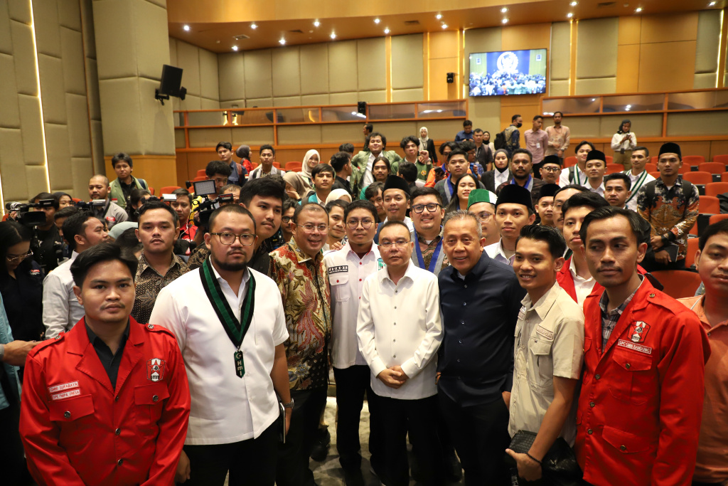 Pimpinan DPR Prof Sufmi Dasco Ahmad menerima audiensi BEM Nusantara di Gedung Nusantara (Ashar/SinPo.id)