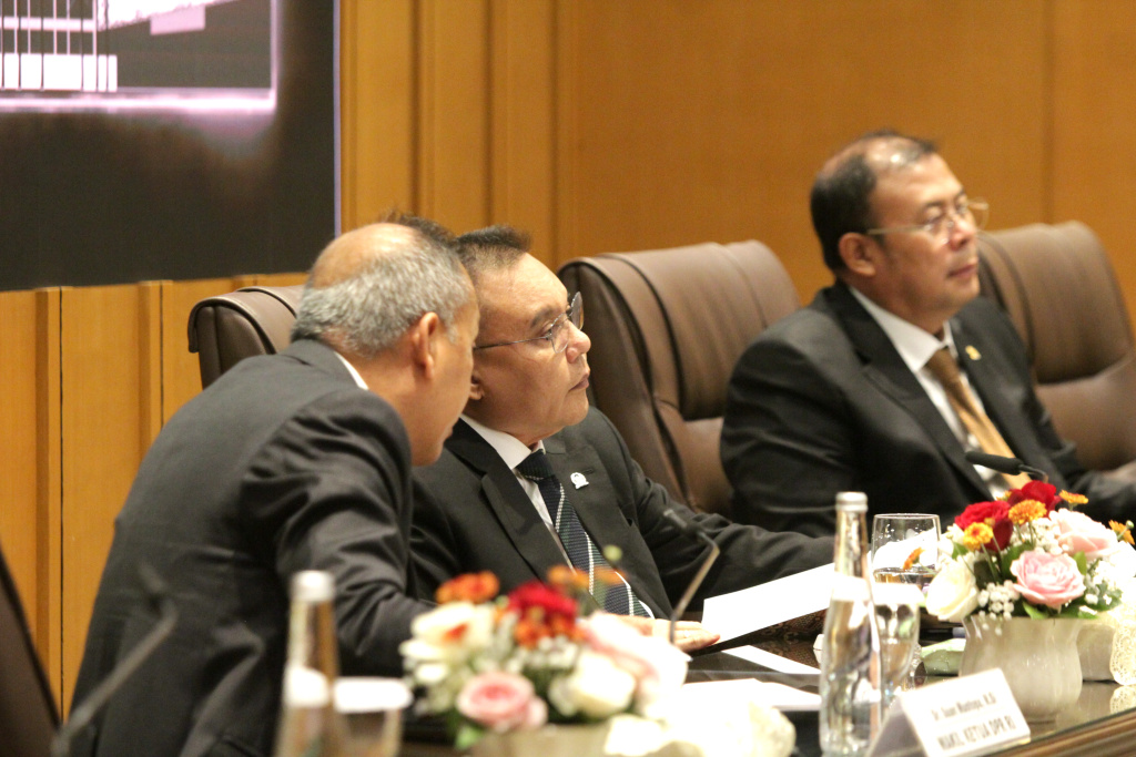 Pimpinan DPR Sufmi Dasco menerima audiensi dari Asosiasi Kepala Desa Seluruh Indonesia (Aksi) membahas RPP dan Koperasi Desa Merah Putih (Ashar/SinPo.id)