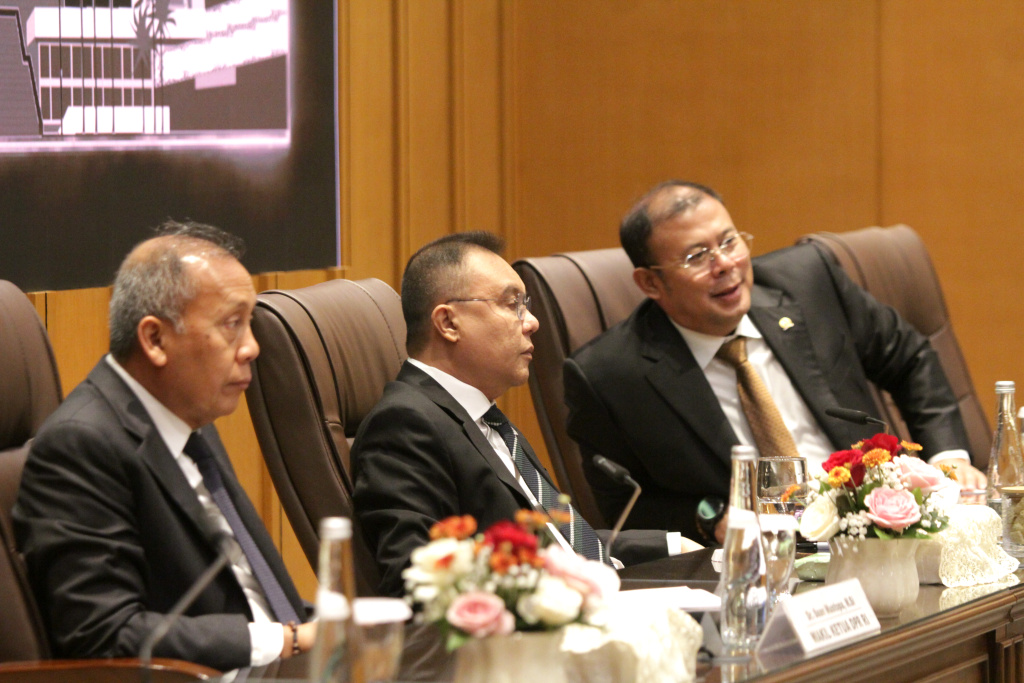 Pimpinan DPR Sufmi Dasco menerima audiensi dari Asosiasi Kepala Desa Seluruh Indonesia (Aksi) membahas RPP dan Koperasi Desa Merah Putih (Ashar/SinPo.id)