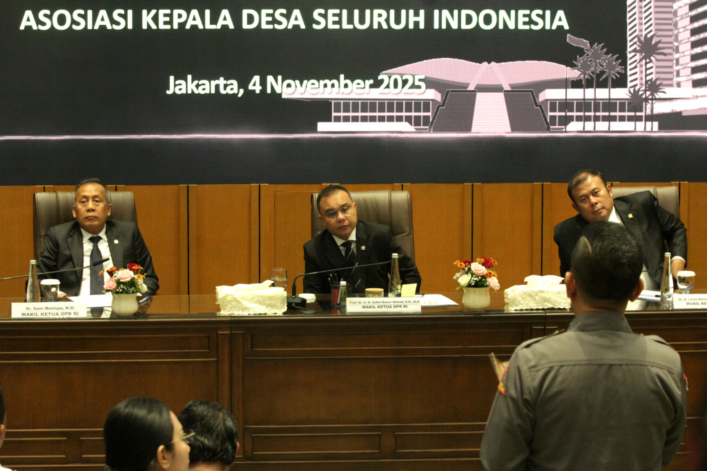 Pimpinan DPR Sufmi Dasco menerima audiensi dari Asosiasi Kepala Desa Seluruh Indonesia (Aksi) membahas RPP dan Koperasi Desa Merah Putih (Ashar/SinPo.id)