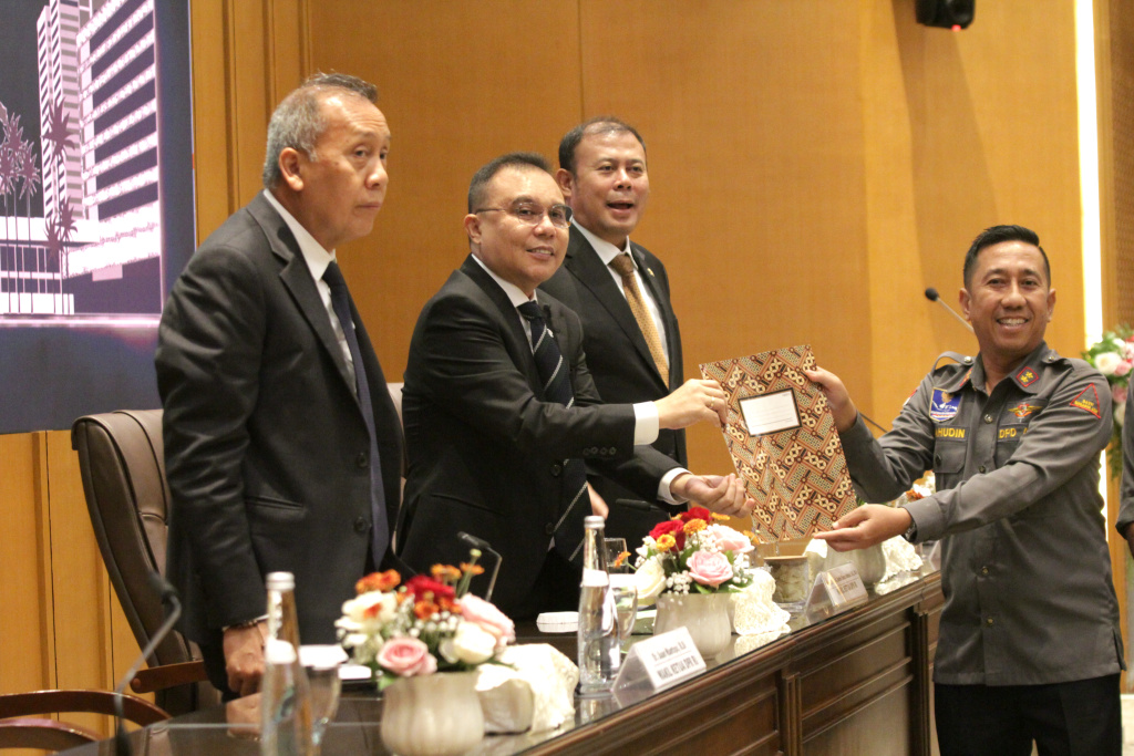 Pimpinan DPR Sufmi Dasco menerima audiensi dari Asosiasi Kepala Desa Seluruh Indonesia (Aksi) membahas RPP dan Koperasi Desa Merah Putih (Ashar/SinPo.id)