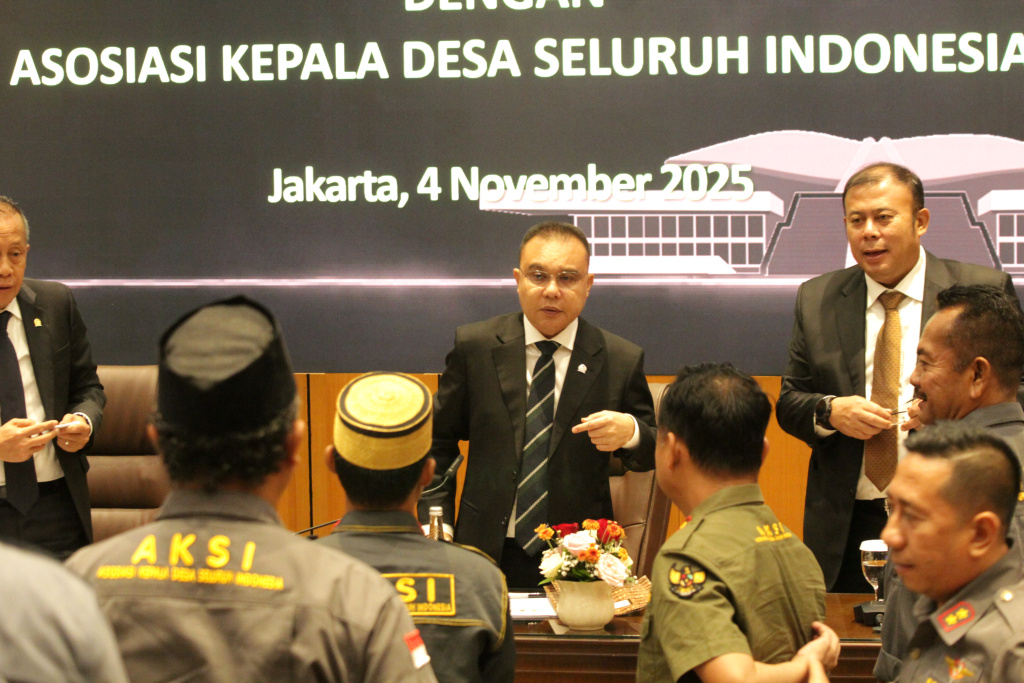 Pimpinan DPR Sufmi Dasco menerima audiensi dari Asosiasi Kepala Desa Seluruh Indonesia (Aksi) membahas RPP dan Koperasi Desa Merah Putih (Ashar/SinPo.id)