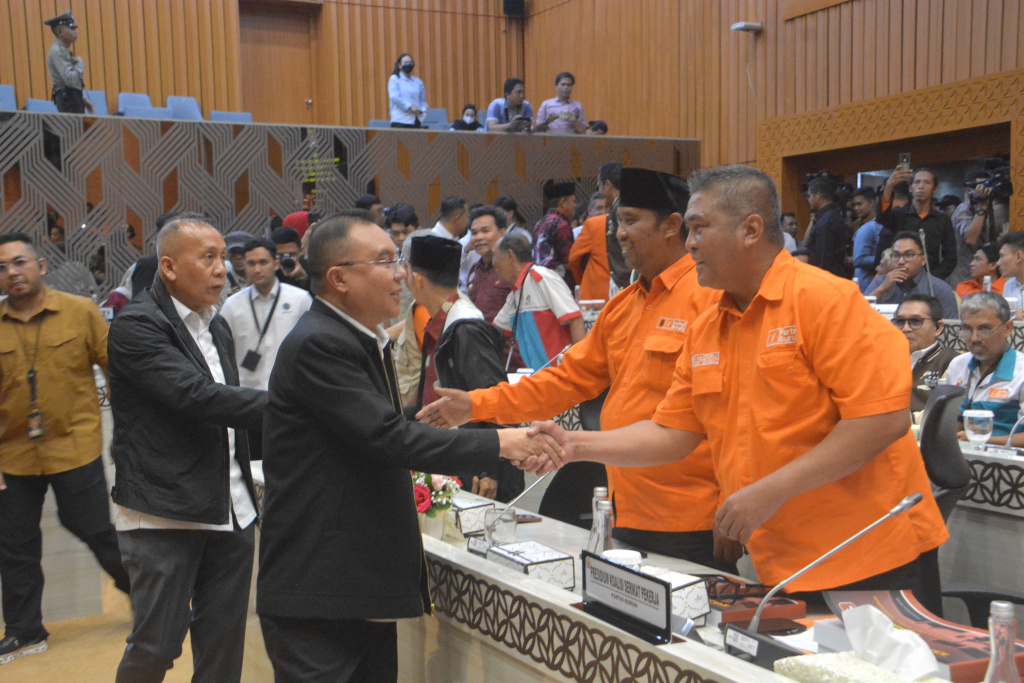 Pimpinan DPR Prof Sufmi Dasco Ahmad menerima audiensi dari Koalisi Serikat Pekerja (KSP) dan Partai Buruh membahas RUU Ketenagakerjaan (Ashar/SinPo.id)