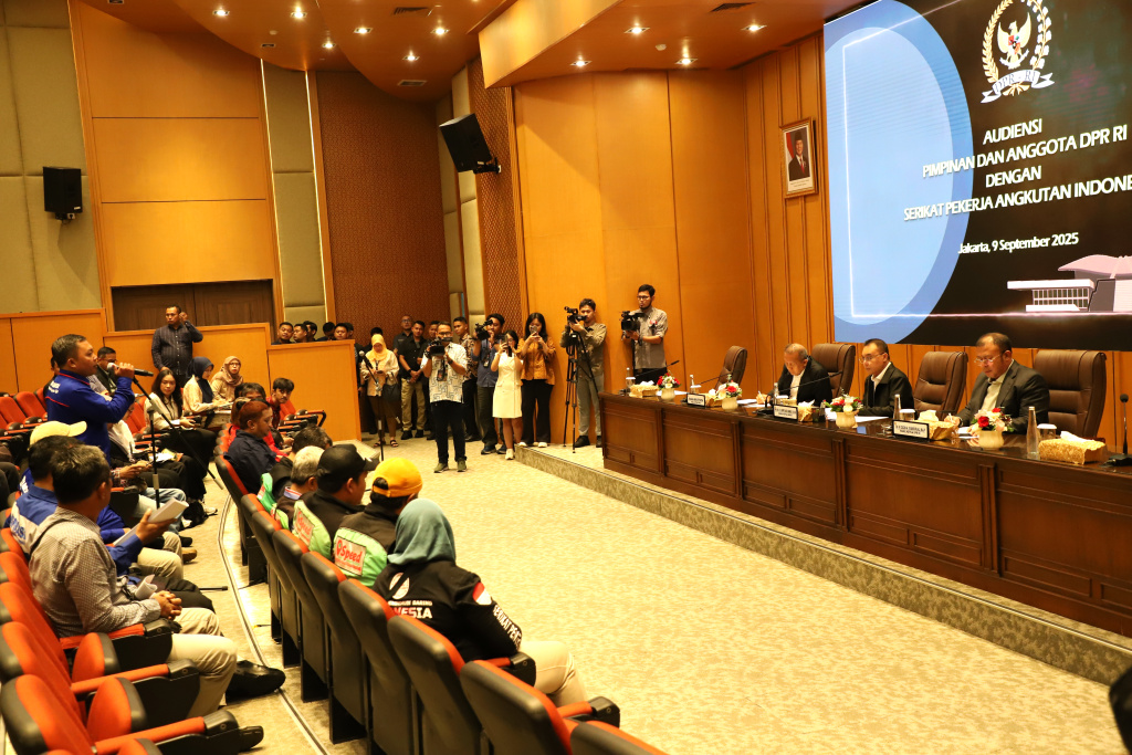 Pimpinan DPR Prof Sufmi Dasco menerima audiensi serikat pekerja angkutan Indonesia (Ashar/SinPo.id)