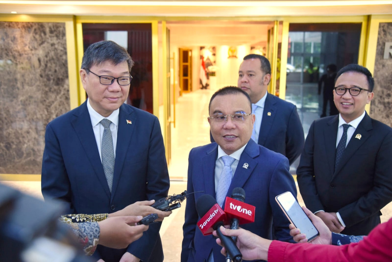 Pimpinan DPR Prof Sufmi Dasco Ahmad menerima kunjungan Dubes Singapore Mr. Kwok Fook Seng membahas kerja sama Energi Terbarukan (Ashar/SinPo.id)