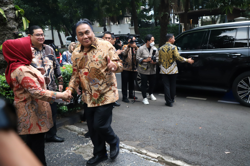 Ketua MPR RI Ahmad Muzani memberikan undangan pelantikan Presiden terpilih Prabowo Subianto di Kediaman Jusuf Kalla (Ashar/SinPo.id)