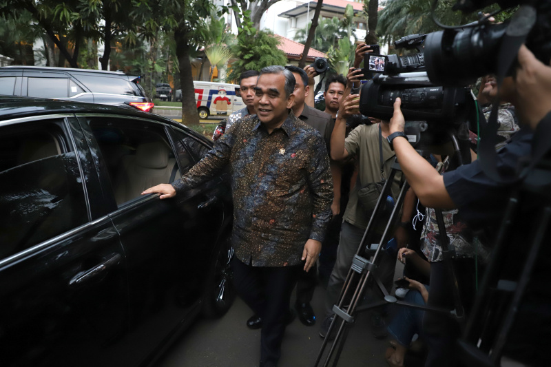 Ketua MPR RI Ahmad Muzani memberikan undangan pelantikan Presiden terpilih Prabowo Subianto di Kediaman Jusuf Kalla (Ashar/SinPo.id)