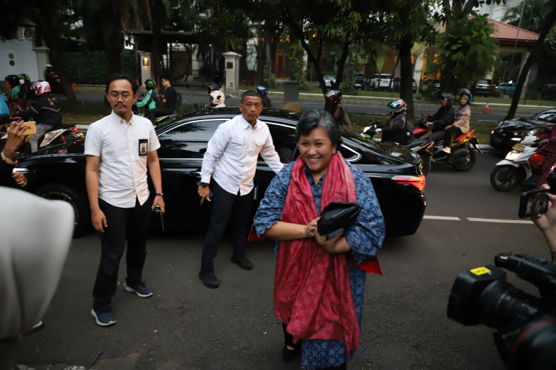 Ketua MPR RI Ahmad Muzani memberikan undangan pelantikan Presiden terpilih Prabowo Subianto di Kediaman Jusuf Kalla (Ashar/SinPo.id)