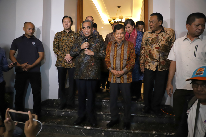 Ketua MPR RI Ahmad Muzani memberikan undangan pelantikan Presiden terpilih Prabowo Subianto di Kediaman Jusuf Kalla (Ashar/SinPo.id)