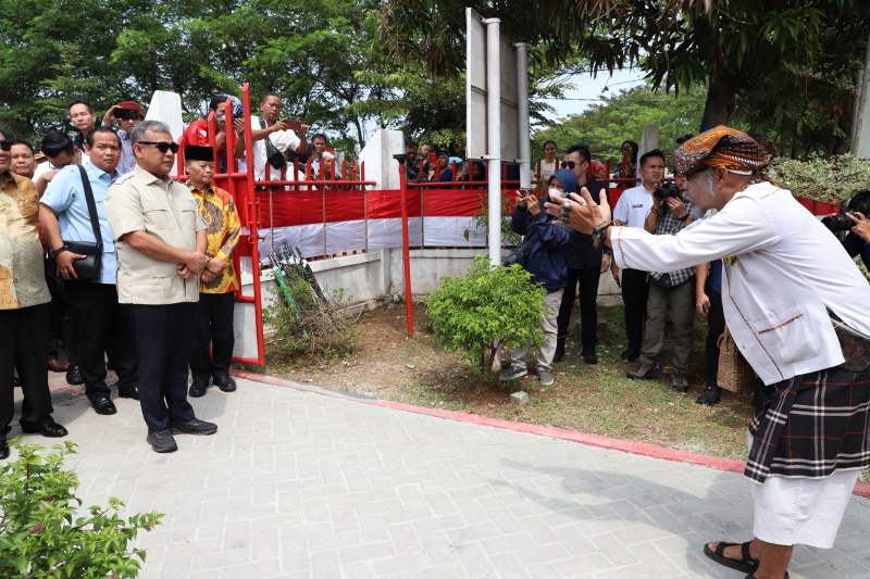 Ketua MPR RI Ahmad Muzani mengunjungi Tugu Kebulatan Tekad dan Rumah Djiauw Kie Siong Rengasdengklok (Ashar/SinPo.id)