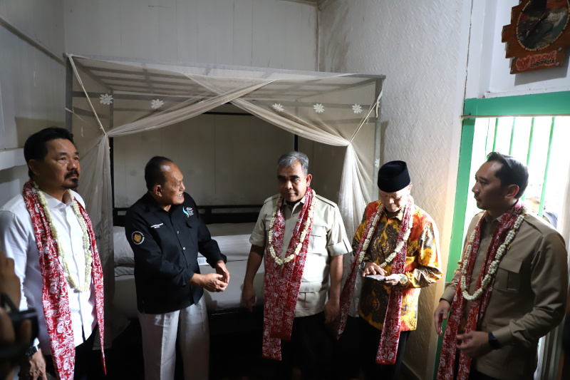 Ketua MPR RI Ahmad Muzani mengunjungi Tugu Kebulatan Tekad dan Rumah Djiauw Kie Siong Rengasdengklok (Ashar/SinPo.id)