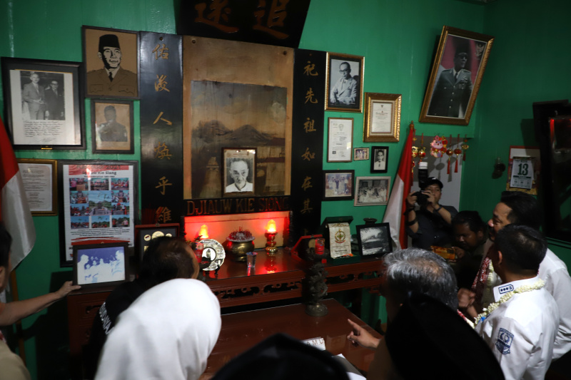 Ketua MPR RI Ahmad Muzani mengunjungi Tugu Kebulatan Tekad dan Rumah Djiauw Kie Siong Rengasdengklok (Ashar/SinPo.id)