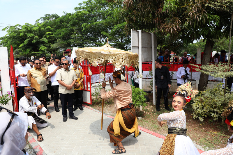 Ketua MPR RI Ahmad Muzani mengunjungi Tugu Kebulatan Tekad dan Rumah Djiauw Kie Siong Rengasdengklok (Ashar/SinPo.id)