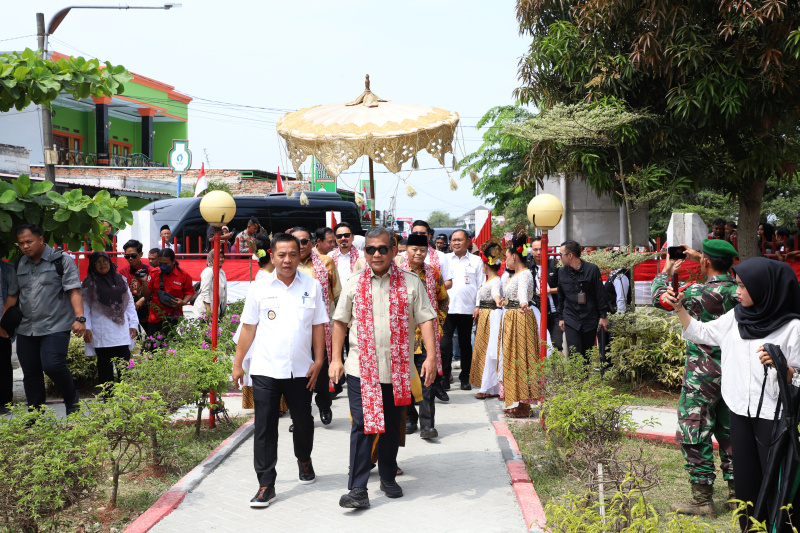 Ketua MPR RI Ahmad Muzani mengunjungi Tugu Kebulatan Tekad dan Rumah Djiauw Kie Siong Rengasdengklok (Ashar/SinPo.id)