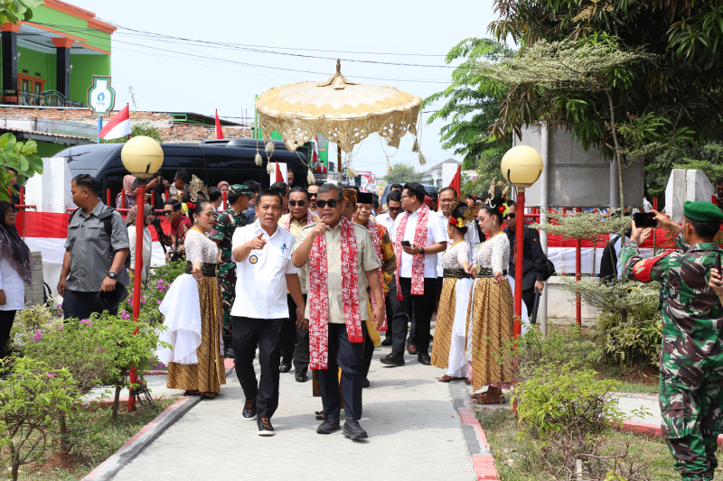 Ketua MPR RI Ahmad Muzani mengunjungi Tugu Kebulatan Tekad dan Rumah Djiauw Kie Siong Rengasdengklok (Ashar/SinPo.id)