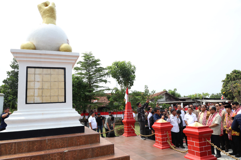 Ketua MPR RI Ahmad Muzani mengunjungi Tugu Kebulatan Tekad dan Rumah Djiauw Kie Siong Rengasdengklok (Ashar/SinPo.id)
